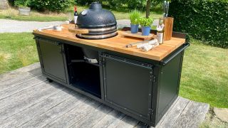 Venkovní kuchyň Langtima v celoplechovém provedení s bukovou pracovní deskou. Osazená perfektním kamado grilem, připravena...