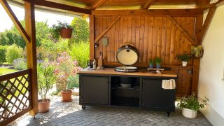 Celoplechová venkovní kuchyň s keramickým grilem a bukovou pracovní deskou. Pevná, funkční, bez zbytečností. Navržená tak,...