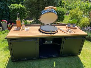 Venkovní, zahradní kuchyně Langtima v celoplechovém provedení s bukovou deskou. Uprostřed zapuštěný keramický gril Kamado...